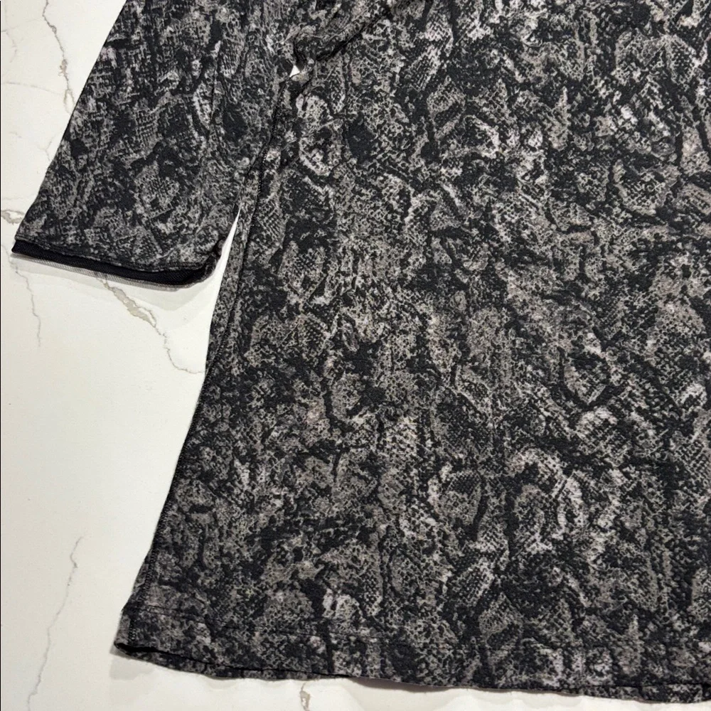 Simply Vera Intimates Elegant Black Gray  V neck Lace Women's Shirt Top M